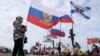 Dijete drži rusku nacionalnu zastavu na "Aleji slave", dijelu groblja gdje su sahranjeni ruski vojnici poginuli u Ukrajini, Sevastopolj, Krim, 24. februar 2024.