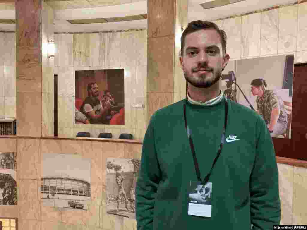 Dženis Behljulji (Xhenis Behluli), student informatike sa Kosova učesnik je projekta &quot;How do I see you?&quot; odnosno &quot;Kako te vidim?&quot; koji povezuje mlade iz Srbije i sa Kosova kroz film. U Beogradu, gde učestvuje na multimedijalnoj izložbi u sklopu istoimenog projekta, otvorenoj tokom filmskog festivala Slobodna zona, za Radio Slobodna Evropa (RSE) kaže da je glavni deo projekta bila socijalizacija i razbijanje stigme što su uradili kroz snimanje filmova i druge aktivnosti. &quot;Bilo je to dobro iskustvo jer uvek koristim priliku da steknem srpske prijatelje jer smo kroz našu nedavnu istoriju dosta bili razdvojeni. Dakle, možda ne možemo sve da popravimo, ali možemo imati neka prijateljstva koja mogu da dovedu do bolje budućnosti&quot;, kaže Dženis. &nbsp;