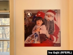 Fotografija na izložbi "Šta se desilo Deda Mrazu?"