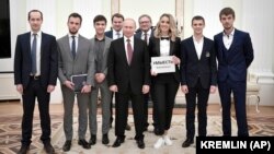 Руският президент Владимир Путин (в средата) се снима в Кремъл с победителите в Бизнес наградата за малки и средни предприятия за 2019 г., включително Иля Сачков (вторият отляво надясно), 6 февруари 2019 г.