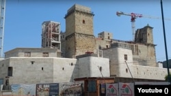 Szakértők szerint a valóságban sosem létező épületrészeket öntöttek ki vasbetonból, és fantáziaelemek is bőven akadnak a várban