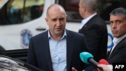 Президентът Румен Радев гласува на машина в София.