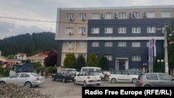 Milomir iz Leposavića kaže kako Kosovska policija nikog ne maltretira, niti ima 'terora'. Fotografija: Kosovska policija ispred Opštine Leposavić u maju 2023.