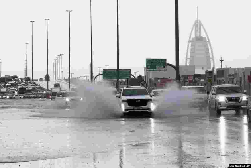 Klimatolozi ocenjuju da je velika verovatnoća da je globalno zagrevanje pogoršalo oluje.