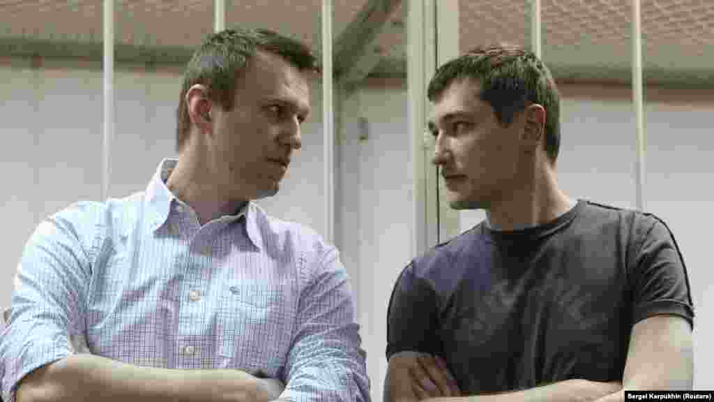 Navaljni i njegov brat i suoptuženi, Oleg, na sudskom ročištu u Moskvi, 30. decembra 2014., u odvojenom slučaju za pronevjeru. Sud je presudio da Navaljni bude uvjetno osuđen, ali je Olega zatvorio na 3,5 godine.