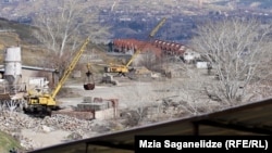 ქარხნის მიმდებარე ტერიტორია, საცხოვრებელი სახლები