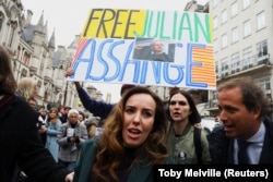 Stella Assange, supruga osnivača WikiLeaksa tokom susreta sa pristalicama u Londonu 20. februar 2024.