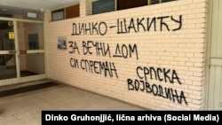 Grafit koji je bio ispisan u ulazu zgrade u kojoj živi Dinko Gruhonjić, kolege i aktivisti prekrečili su 22. marta