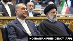 საგარეო საქმეთა მინისტრი ჰოსეინი ამირ-აბდოლაჰიანი და პრეზიდენტი ებრაჰიმ რაისი. 2023 წლის 23 დეკემბერი. 19 მაისს ორივე მათგანი დაიღუპა