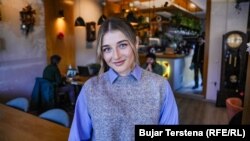 Loresa Dragusha, mlada devojka poreklom sa Kosova, rođena i školovana u Londonu, koja se nedavno preselila na Kosovo gde ostvaruje poslovne uspehe. Priština, 27. 12. 2023.