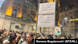 Transparenti na protestu ispred sedišta RIK-a, 18. decembar 2023.