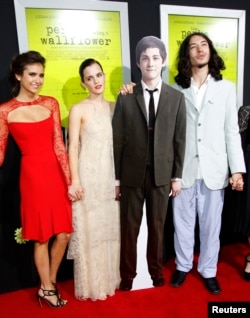 Нина Добрев с други актьори от филма „Предимствата да бъдеш аутсайдер“, 10 септември 2012 г.