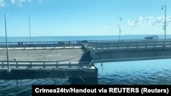 Повреден участък от Кримския мост, който се наклони настрани в резултат на удара. Екранна снимка от видео