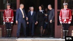 Премиерът Николай Денков и външната министърка Мария Габриел излизат от президентството, където президентът Румен Радев връчи на Габриел мандат за съставяне на правителство.