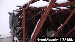 საცხოვრებელი კორპუსი დაზიანებული სახურავით