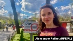 Валентина Мержиевска до мемориална плоча, посветена на антиукраинските репресии