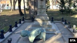 Бюстът на граф Николай Игнатиев беше изтръгнат и оставен пред постамента си на 10 януари 2023 г.