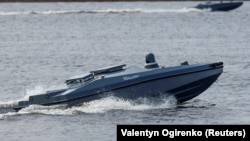 Украинский беспилотный морской аппарат Magura V5 на воде во время выставки военной техники и оружия, 13 апреля 2024 года