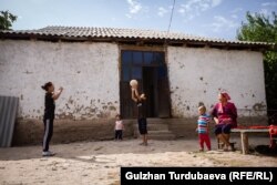 Арууке и ее младший брат играют в мяч.