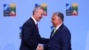Jens Stoltenberg (lijevo) i Viktor Orban na samitu NATO-a u Vilniusu, Litvanija, 11. jula 2023.