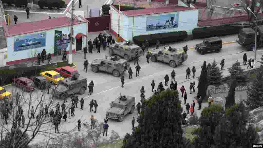 Orosz katonák és járművek veszik körül a krími határőrség bázisát március 1-jén. Ugyanezen a napon a Krím oroszbarát miniszterelnöke a Kremlhez fordult, hogy &bdquo;nyújtson segítséget a béke és a nyugalom biztosításához&rdquo;