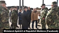 Ministrul Apărării R. Moldova, Anatolie Nosatîi (centru), în vizită pe șantierul de construcție a unității militare de la Băcioi, noiembrie 2023