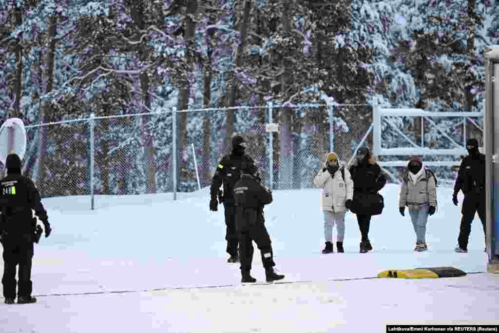 Finn tisztviselők szerint a menedékkérők hirtelen megugró száma nem véletlen. Azzal vádolják Oroszországot, hogy a határra tereli a migránsokat viszonzásul Finnország NATO-tagságáért.&nbsp;A Kreml tagadja, hogy bátorítja a migránsokat, és sajnálja a finn határzárat