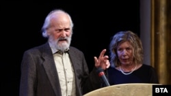 Боян Папазов при получаването на наградата за цялостно творчество.