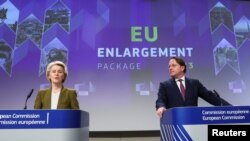 Архивска фотографија - Претседателката на Европската комисија Урсула фон дер Лајен и европскиот комесар за соседство и проширување Оливер Вархеји во Брисел. 