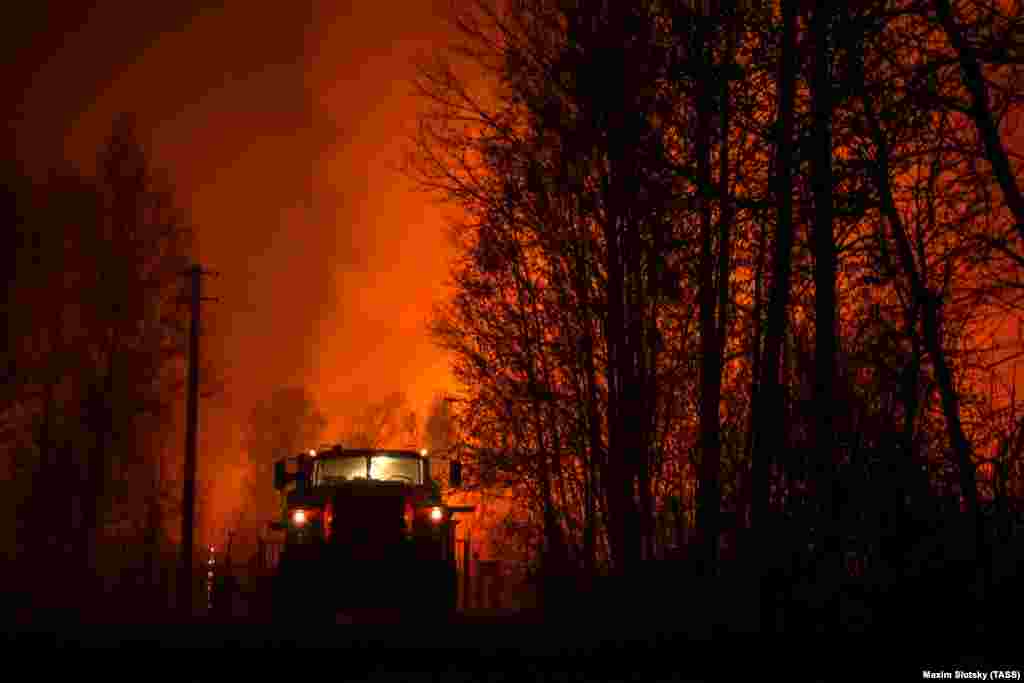 A tüzek április végén kezdődtek a kazahsztáni határhoz közeli Kurgan és Tyumeny tartományban. Legalább ötezer épület, köztük több száz otthon égett le.&nbsp;Az állam rendkívüli állapotot hirdetett a térségben, és részleges evakuálást rendelt el