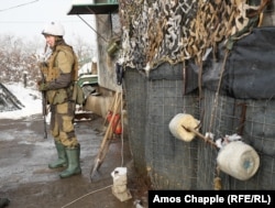Vladiszlav Bili egy kézzel készített súlyzó mellett popasznai állomáshelyén, ahol később valószínűleg meghalt
