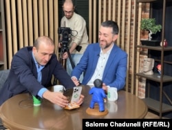 პარტია "გირჩის" წევრები TikTok-ზე დილის პირდაპირი ეთერისთვის საკუთარ ტელეფონებში კადრს ასწორებენ.