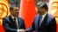 Kineski predsjednik Xi Jinping i predsjednik Kirgistana Sadyr Japarov, uoči samita Kine i središnje Azije u Xianu, pokrajina Shaanxi, Kina, 18. maja 2023.
