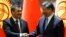 Președintele kârgâz Sadir Japarov (stânga) și președintele chinez Xi Jinping.