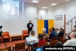 Vjacseszlav Szjucsik belarusz ellenzéki politikus a kiállításmegnyitón