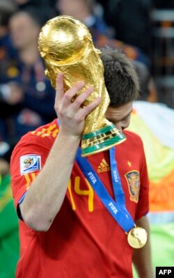Шаби Алонсо с трофея от Световното първенство в Южна Африка, спечелен след победа на Испания над Нидерландия на финала в Йоханесбург, 11 юли 2010 г.