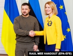 Kallas se întâlnește cu liderul de la Kiev, Volodimir Zelenski, în ianuarie 2024. Ea a sugerat că Occidentul ar fi trebuit să ofere ajutor militar Ucrainei chiar înainte de invazia rusă din 2022, așa cum a făcut Estonia.