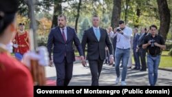 Aktuelni ministar odbrane Dragan Krapović i bivši Filip Adžić, 1. novembar 2023.