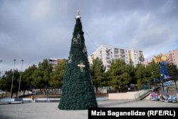 მილიონიანი ნაძვის ხის ნაწილებისგან აწყობილი ეს ხე გლდანის პარკში დგას