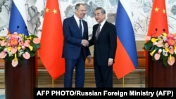 Ruski šef diplomatije Sergej Lavrov sa kineskim kolegom Vang Jijem na konferenciji za novinare nakon razgovora u Pekingu 9. aprila 2024.