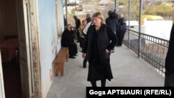 სოფელ კირბალში ხალხი მოკლული თამაზ გინტურის ოჯახში სამძიმარზე მიდის