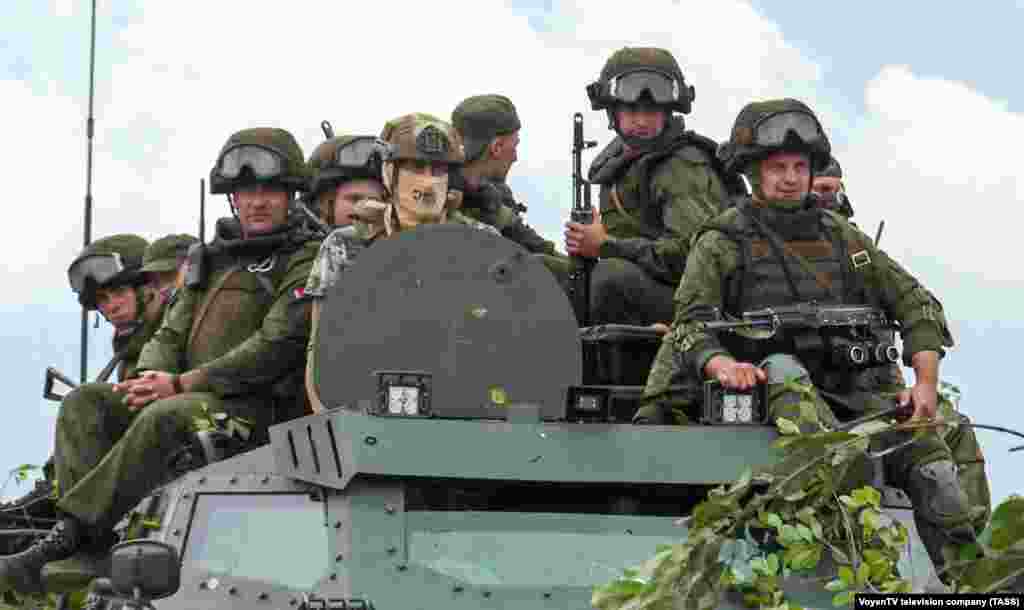 Luptători belaruși și mercenari Wagner antrenându-se în apropiere de granița cu Polonia.&nbsp; Un oficial polonez a calificat exercițiile comune de antrenament drept &bdquo;o provocare clară&quot;.