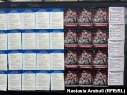 "აგენტების კანონის" მხარდამჭერი და ამ კანონის მოწინააღმდეგეების მადისკრედიტებელი პოსტერები ავტობუსის გაჩერებაზე, რომელიც იუსტიციის სახლის პირდაპირ და კულტურის სამინისტროს გვერდითაა.