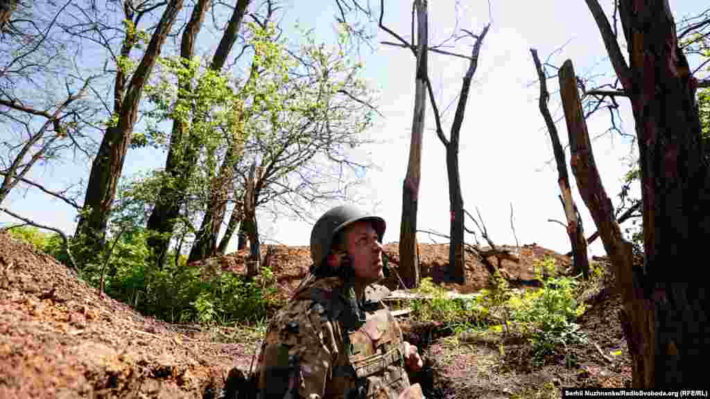 Oleksandr, în vârstă de 44 de ani, cercetează cerul pentru a depista dronele inamice. &bdquo;Primul lucru pe care îl voi face după ce vom câștiga [războiul] va fi să mă duc la cabana mea. Am o mică dacea lângă Hmelnițki - un lac frumos. Apoi îmi voi găsi un loc de muncă și voi reconstrui Ucraina&rdquo;.