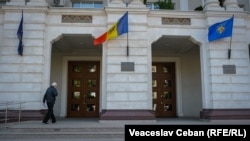 Funcția de procuror general a devenit vacantă după ce, pe 26 septembrie 2023, președinta Maia Sandu l-a eliberat din funcție pe Alexandr Stoianoglo.