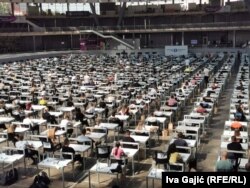 Za FON se prijavilo preko 2.300 kandidata. Na fotografiji je polaganje prijemnog ispita 27. juna 2023.