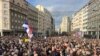 Mijëra protestues mblidhen në qendër të Beogradit për të kërkuar anulimin e zgjedhjeve të 17 dhjetorit, 30 dhjetor 2023.