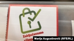 U trgovinama koje su dio kampanje pored proizvoda su istaknute naljepnice sa logom "Zaključavamo cijene".