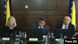 Premijer Fadil Novalić (u sredini), sa zamjenicima i ministrima Jelkom Milićević i Veskom Drljačom na sjednici u Sarajevu, 30. marta 2023.