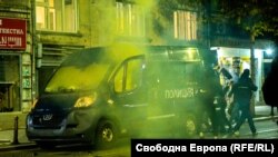 Полицейски бус и кола бяха запалени по време на протеста срещу БФС на 16 ноември 2023 г. в София.